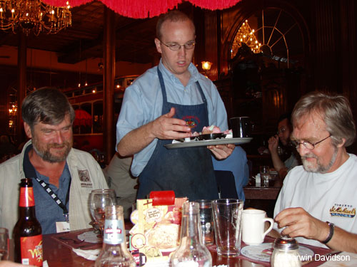 2004-10-03, Art Menius, waiter, Steve Pritchard-0003